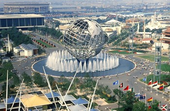 La Foire Universelle de New York ouvrit ses portes le 22 avril à Flushing Meadows, un immense park du comté de Queens, à l'est de Manhattan. Le pavillon de la General Electric, baptisé « Pays du Progrès » y proposait une « Démonstration de fusion » qui fascinait les visiteurs. (Click to view larger version...)